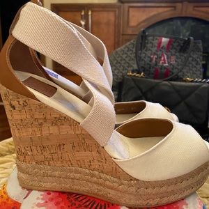 Like new TORY BURCH wedge shoes size 6 1/2 AMAZING